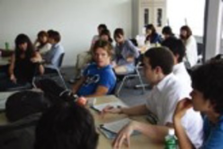 立教大学 国際経営学科３年次の「Business Project」は、国際ビジネスの場を想定し企画から提案までを体験。